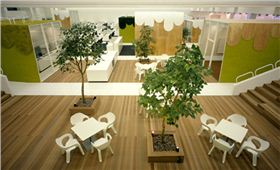 窗內(nèi)四季常青的辦公家具公司