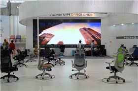 上海辦公家具展——碧江家具小編現場拍攝