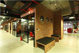 上海辦公家具廠家——辦公空間工業(yè)風(fēng)如何來體現(xiàn)?