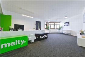 上海辦公家具廠家:草原風前臺