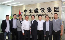 上海碧江辦公家具公司與中泰建設(shè)合影留念