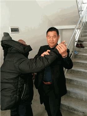 碧江家具董事長慰問孤寡老人