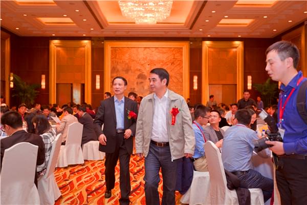 會上鄉友們熱情的交談