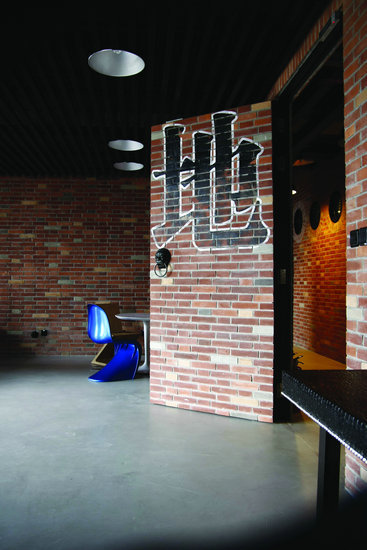 上海辦公家具廠家——工業風下的古樸風格的門 上海辦公家具廠家——工業風下的古樸風格的門