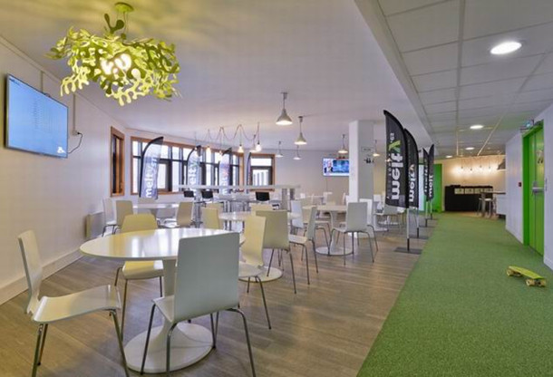 上海辦公家具廠家:草原風(fēng)前臺(tái)會(huì)議區(qū)