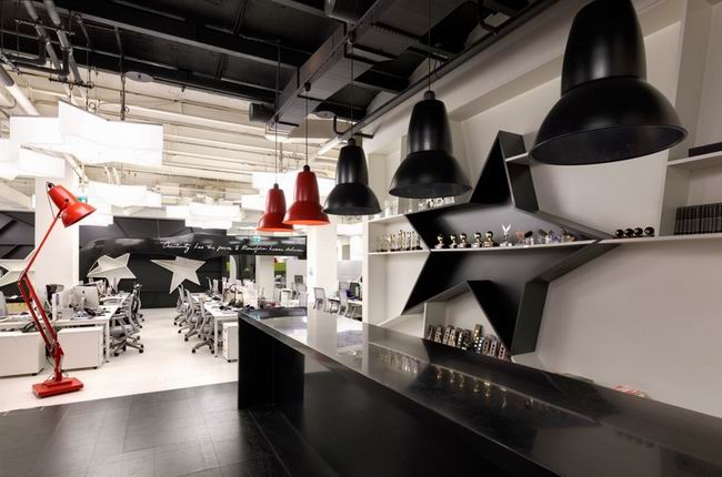 上海碧江辦公家具帶給您異樣的配鏡工作環(huán)境 上海碧江辦公家具帶給您異樣的配鏡工作環(huán)境