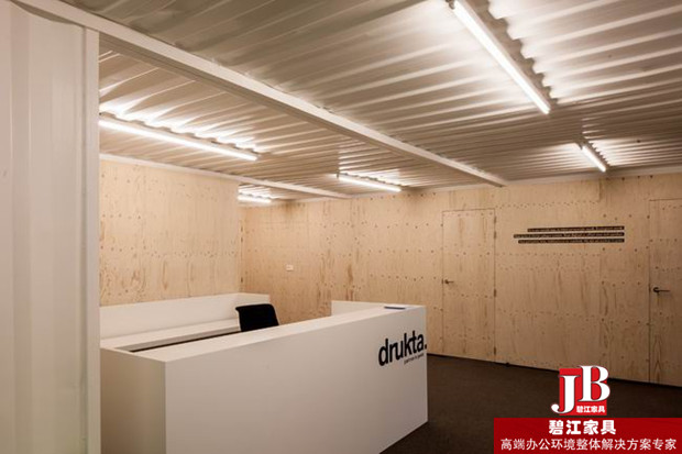 集裝箱打造成的接待前臺