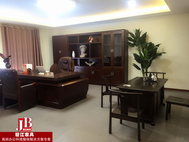 上海廣電電器董事長辦公室家具配置實景圖