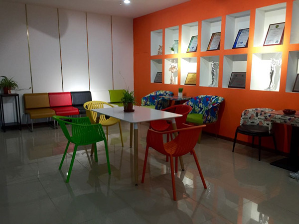 上海碧江辦公家具廠:現代時尚洽談桌