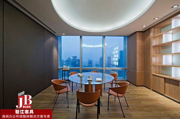 巨慧財富小會議室辦公家具配置實(shí)景圖