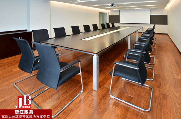 巨慧財富會議室辦公家具配置實(shí)景圖