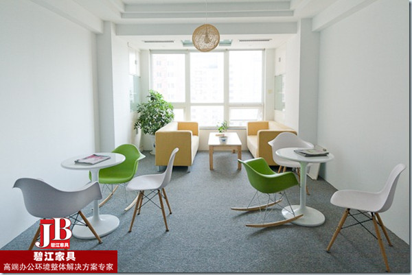 巨慧財富洽談室辦公家具配置實(shí)景圖