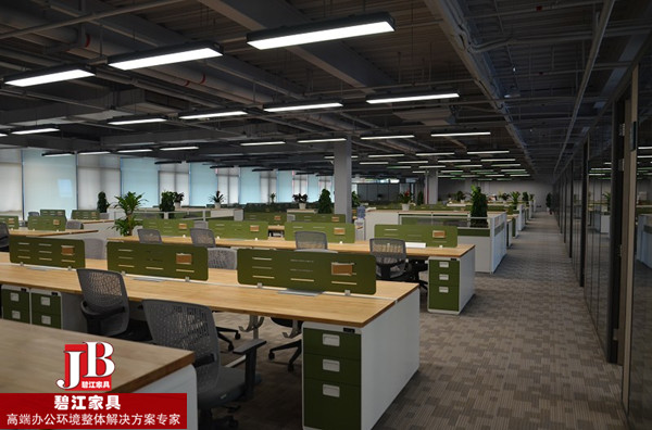 巨慧財富職員辦公區(qū)辦公家具配置實(shí)景圖