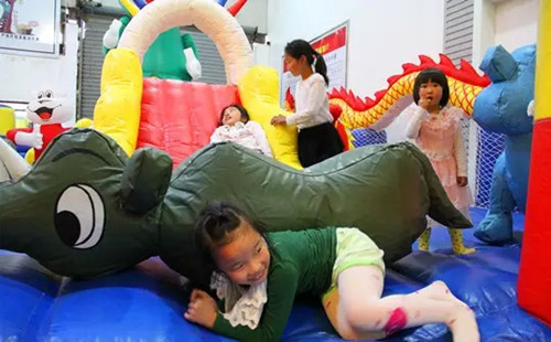 上海碧江辦公家具充氣城堡現場