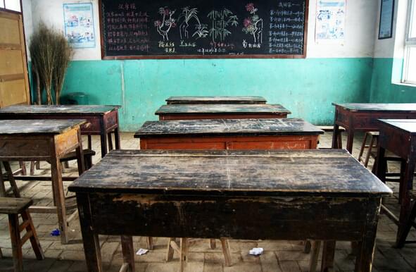 破舊的書桌承載了太多的汗水和回憶.jpg