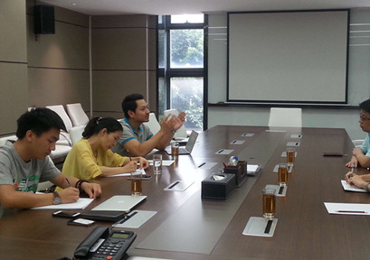 上海碧江辦公家具業(yè)務(wù)團(tuán)隊(duì)于華師大采購(gòu)辦洽談