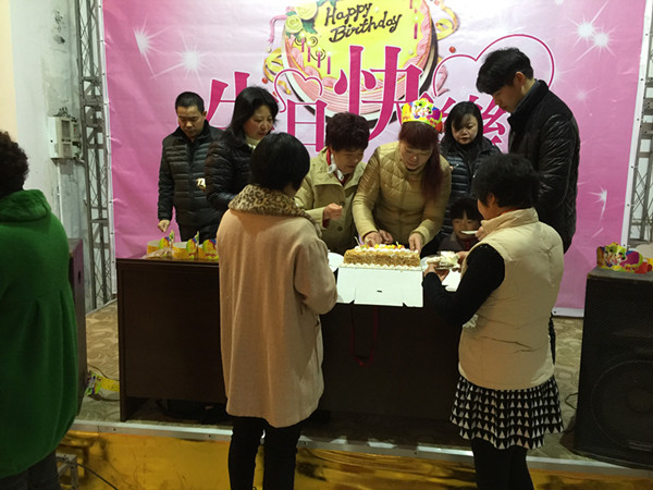 壽星為我們分蛋糕