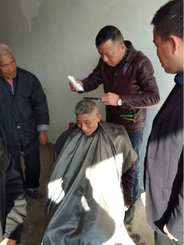 碧江家具董事長慰問孤寡老人