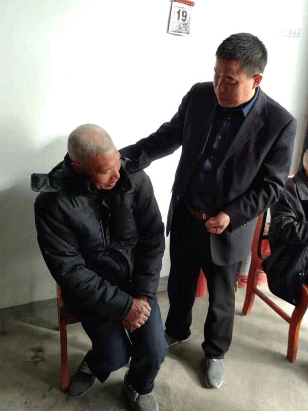 碧江家具董事長慰問孤寡老人