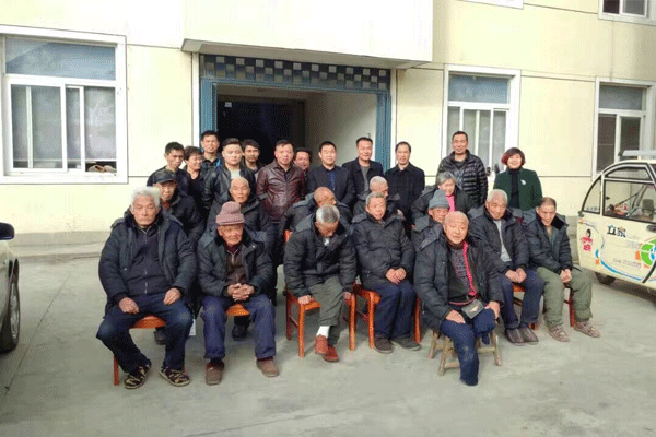 碧江家具董事長慰問孤寡老人