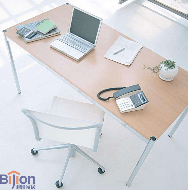 如何選購多功能辦公桌的功能和風格? 多功能辦公桌